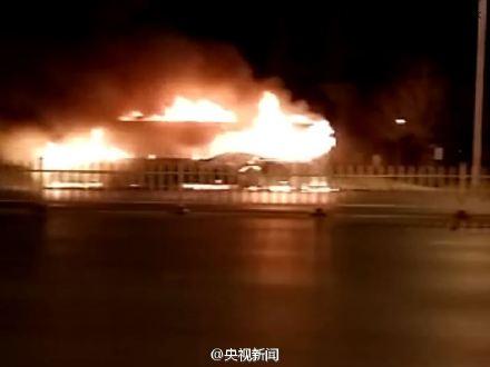 宁夏银川市公交车突发火灾 14人遇难32人受伤